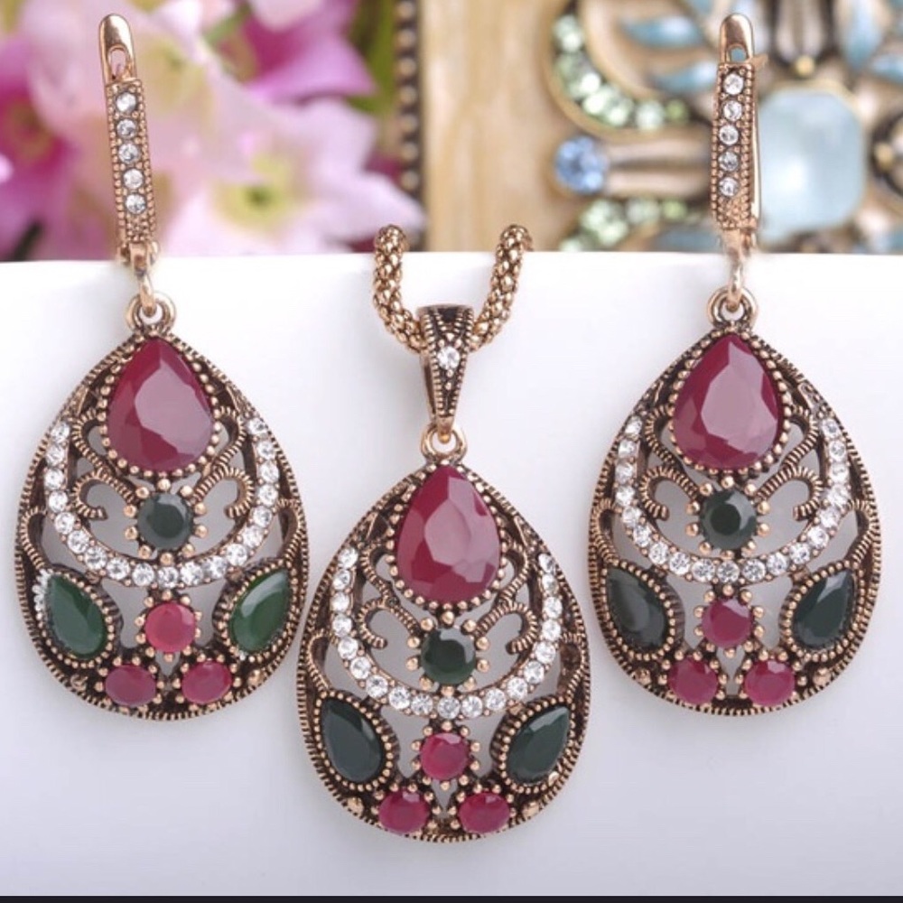 Necklace and earrings set